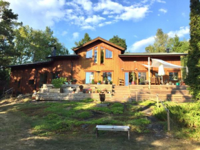 Wonderful wooden house next to lake and Stockholm archipelago in Boo